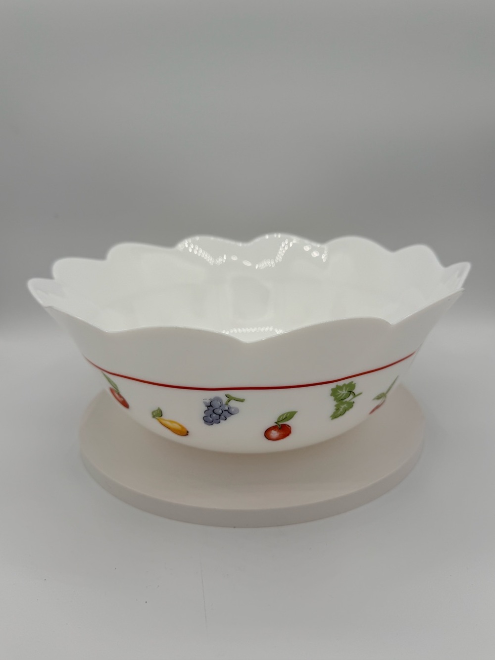 Arcopal France milk glass bowl features a scalloped edge of “Fruits de France”